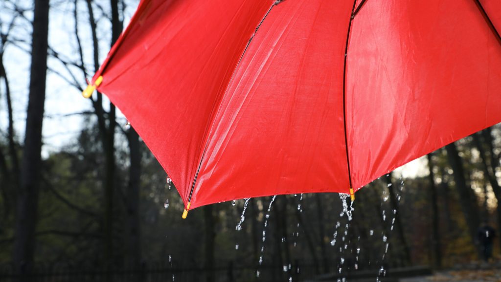 Nouă taxă pentru români: Apa de ploaie, reguli drastice pentru proprietari