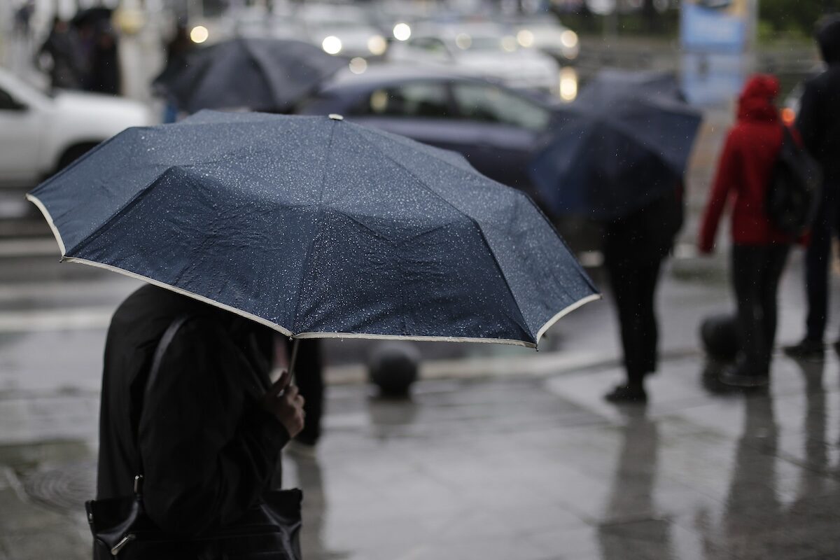 Temperaturi tropicale în București, dar vin ploile: Prognoza de weekend