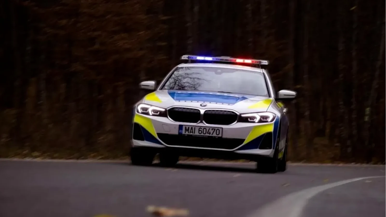 Polițiști rutieri, chef cu manele în autospecială: „Să sară permisele!”