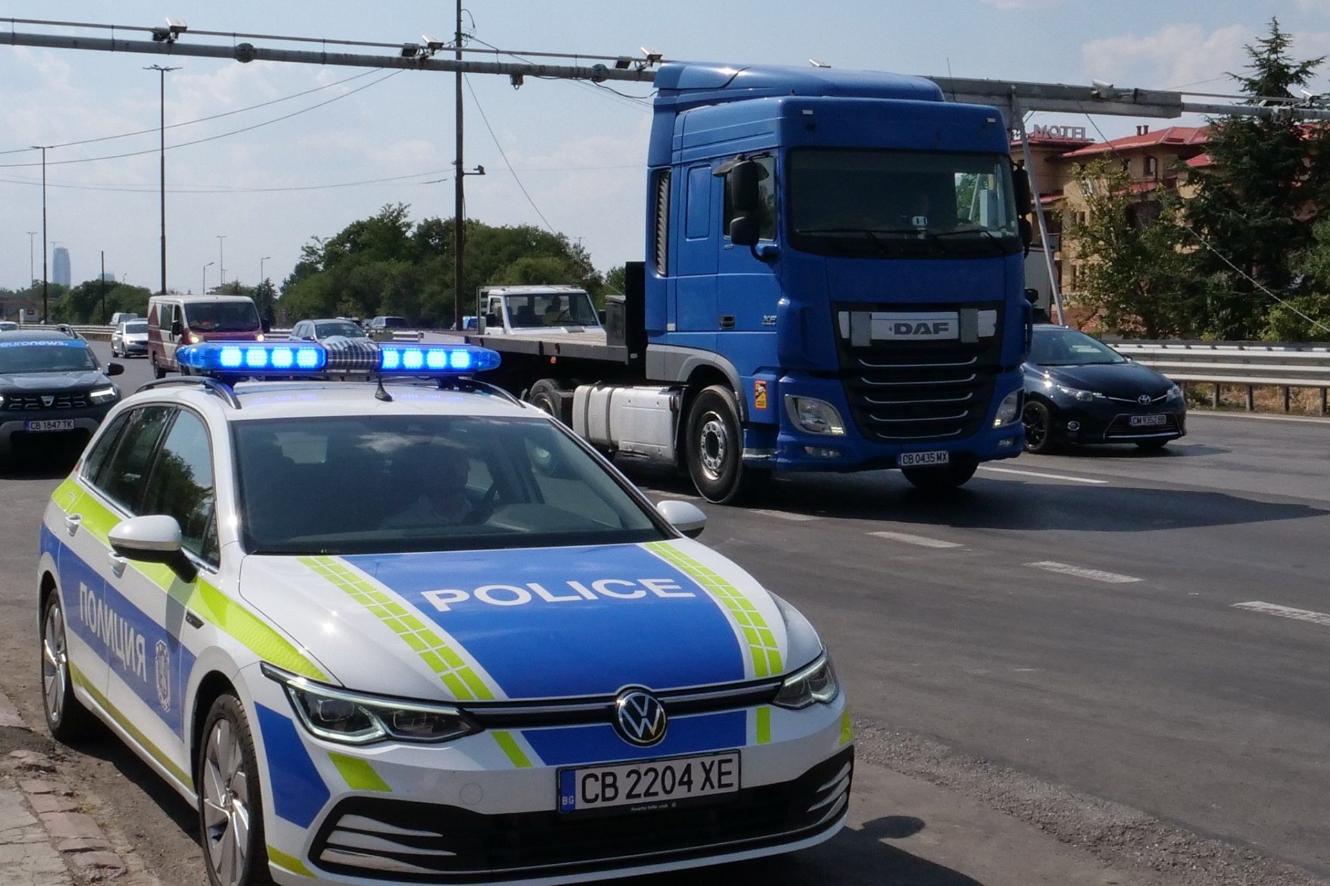 Un bărbat de 39 de ani, cetățean bulgar, a fost reținut în această dimineață pe autostrada Struma, care leagă Sofia de granița cu Grecia, după ce a fost depistat conducând sub influența alcoolului și a drogurilor