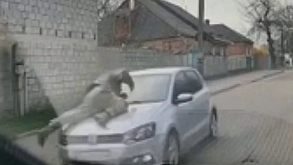 Șofer ucrainean, FUGAR cu polițist militar pe capotă, la Kropîvnîțki