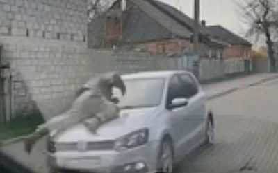 Șofer ucrainean, FUGAR cu polițist militar pe capotă, la Kropîvnîțki