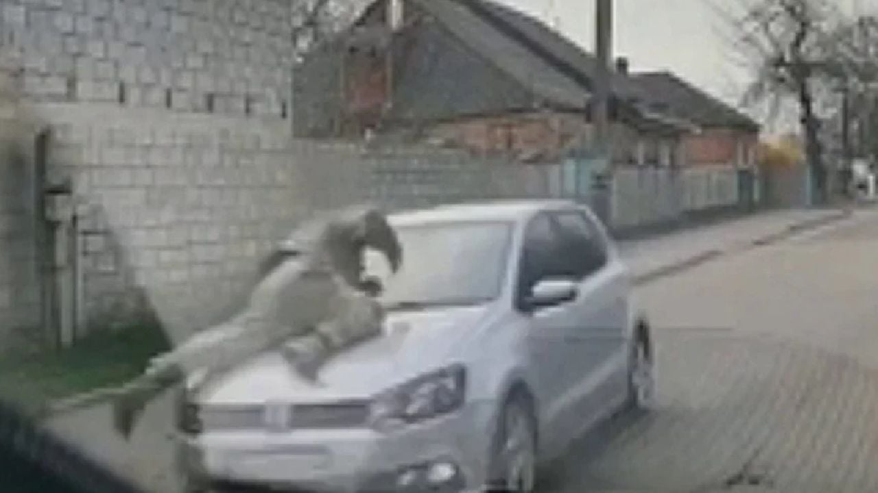 Șofer ucrainean, FUGAR cu polițist militar pe capotă, la Kropîvnîțki