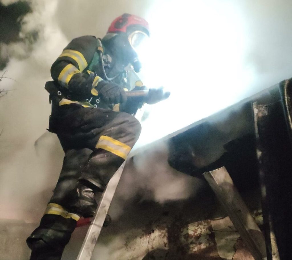Incendiu URIAȘ la Galați: O victimă descoperită la service-ul auto, luptă continuă