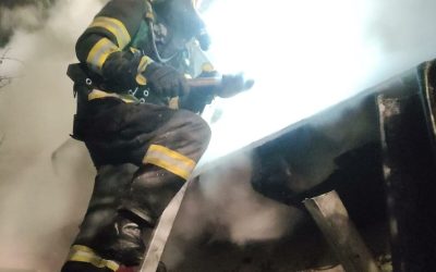 Incendiu URIAȘ la Galați: O victimă descoperită la service-ul auto, luptă continuă
