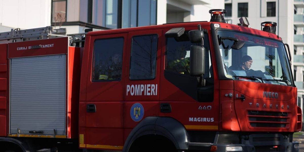 pompieri-smurd-incendiu-2.jpg - JurnalUrban