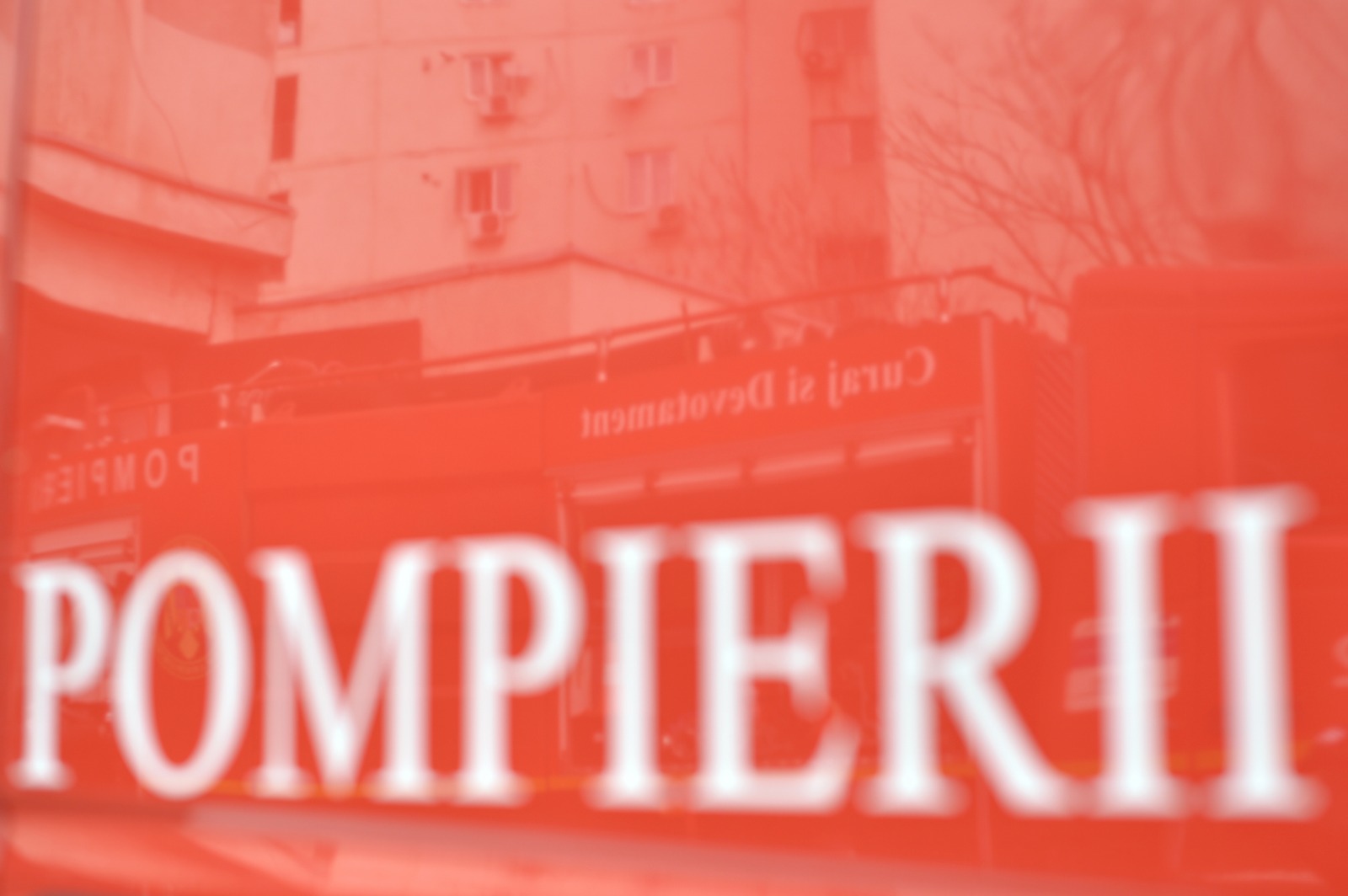 Incendiu major la o clădire istorică din Câmpina: Pompierii luptă cu flăcările CÂMPINA, PRAHOVA – Un incendiu de mari proporții a izbucnit, luni seară, la o clădire dezafectată din Câmpina, aparținând fostului Institut de Petrol și Gaze