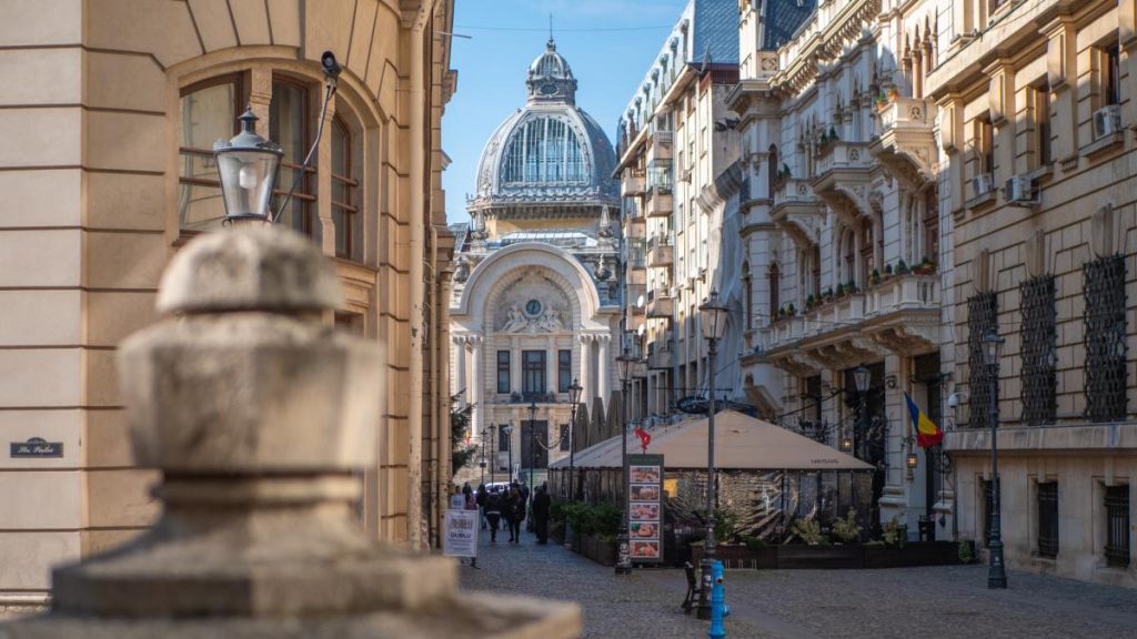 Primăria Capitalei pregătește un nou regulament pentru terasele din centrul orașului, cu scopul de a uniformiza normele și a îmbunătăți experiența atât pentru cetățeni, cât și pentru operatorii economici