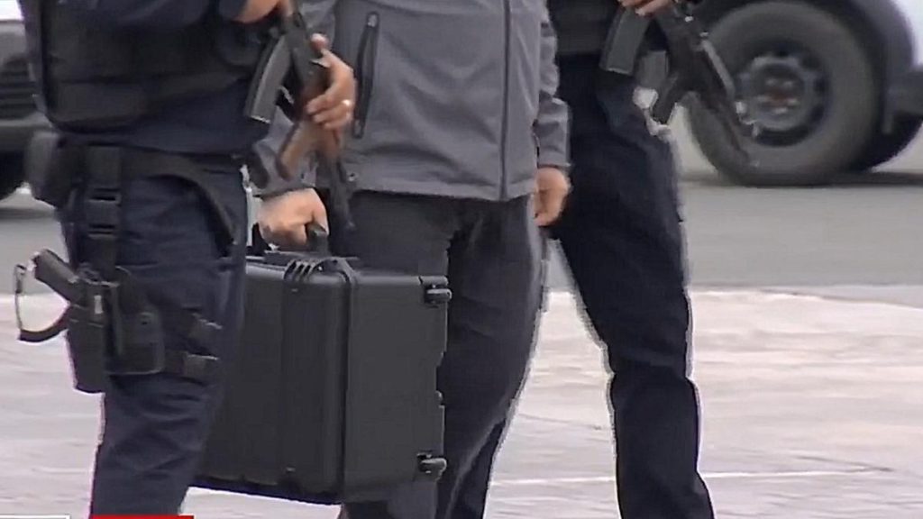 Primele imagini cu Tezaurul din Olanda: Coiful de la Coțofenești, sub pază antitero