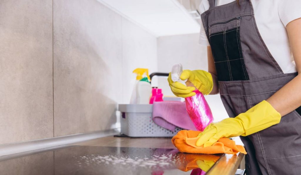 Cât de periculoase sunt produsele de curățenie? Ce NU trebuie să amesteci