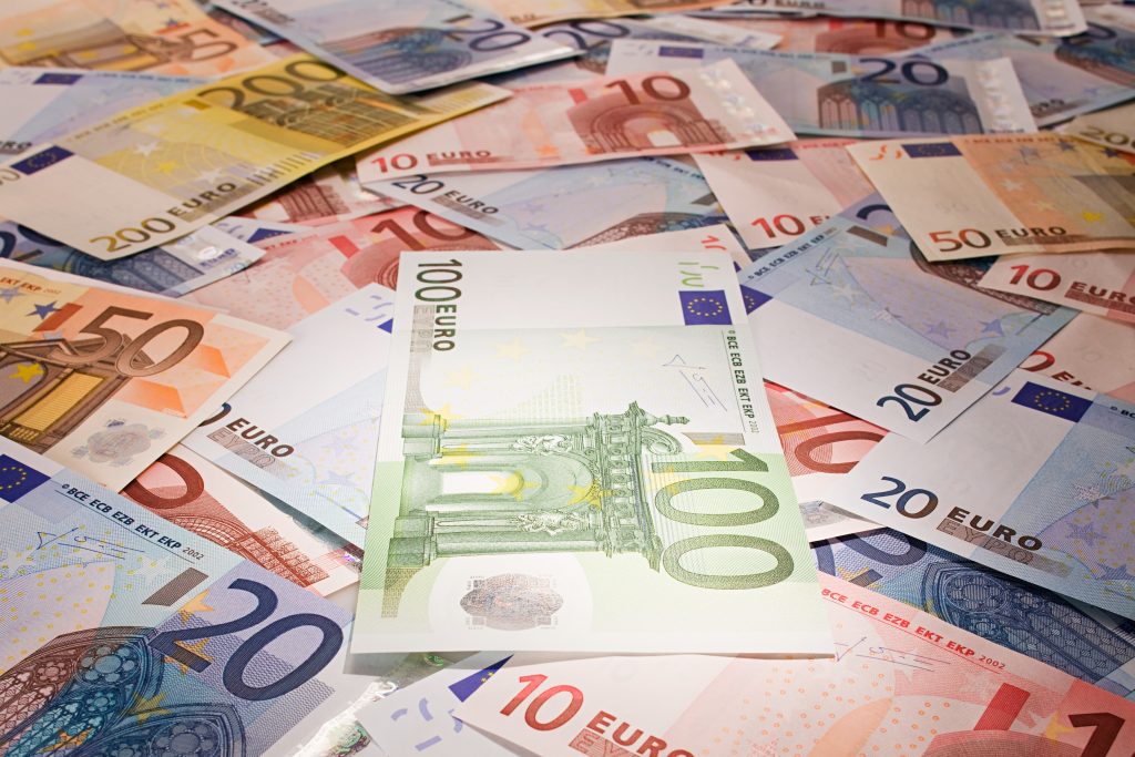 AFIR deschide robinetul cu fonduri europene pentru energie verde în ferme: Până la 20 de milioane de euro pentru panouri solare București – Fermierii și antreprenorii români din sectorul alimentar vor putea accesa fonduri europene consistente pentru a-și reduce facturile la energie și a contribui la protejarea mediului