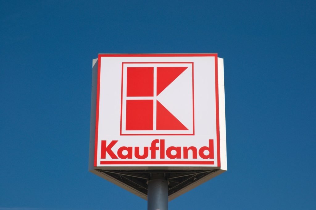 Magazinele Kaufland își modifică programul de Paște: Ce trebuie să știe clienții În pragul sărbătorilor pascale, lanțul de magazine Kaufland anunță modificări de program pentru a se alinia la tradițiile religioase și pentru a oferi angajaților posibilitatea de a petrece timp cu familiile