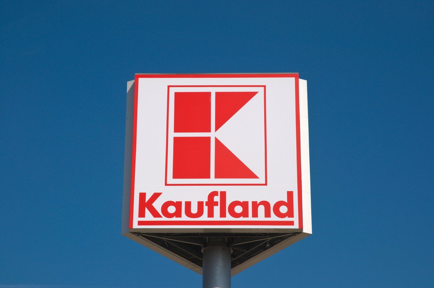 Magazinele Kaufland își modifică programul de Paște: Ce trebuie să știe clienții În pragul sărbătorilor pascale, lanțul de magazine Kaufland anunță modificări de program pentru a se alinia la tradițiile religioase și pentru a oferi angajaților posibilitatea de a petrece timp cu familiile