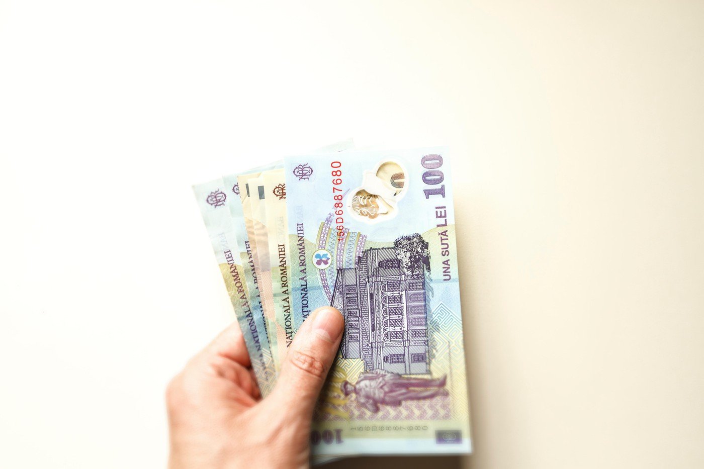 În București, mulți locuitori simt din plin efectul inflației, cu prețuri în creștere care erodează puterea de cumpărare, chiar și pentru cei cu venituri decente