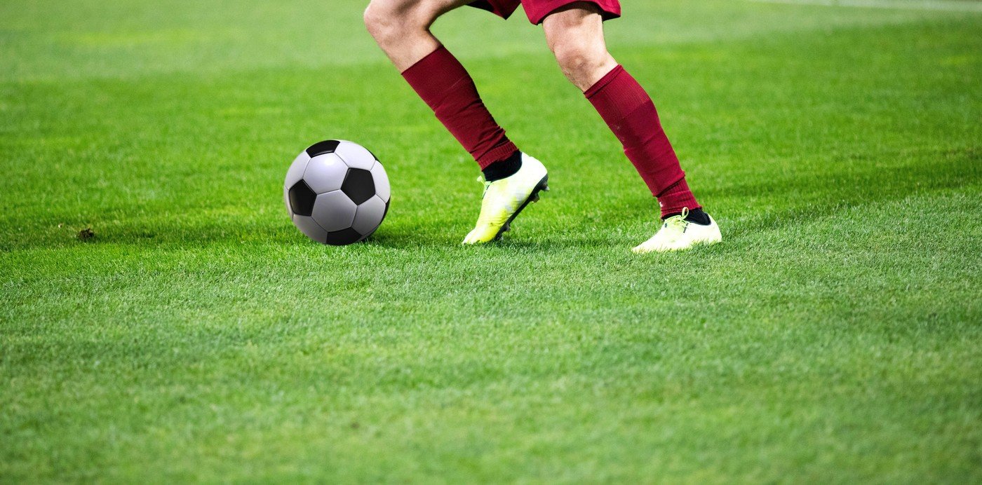 CFR Cluj învinge Dinamo cu 2-0, într-un meci tensionat pe teren propriu Clujenii de la CFR au învins echipa Dinamo cu scorul de 2-0, luni seară, pe teren propriu, în ultima etapă a sezonului regulat din SuperLiga,