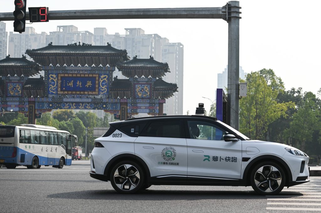 Pană generală pentru robotaxiurile din Wuhan: Un „defect de sistem” a paralizat sute de vehicule autonome Wuhan, un oraș important din centrul Chinei, s-a confruntat recent cu o situație neobișnuită: sute de robotaxiuri Apollo Go, operate de gigantul tehnologic Baidu, au suferit o „defecțiune de sistem” care le-a blocat pe străzi