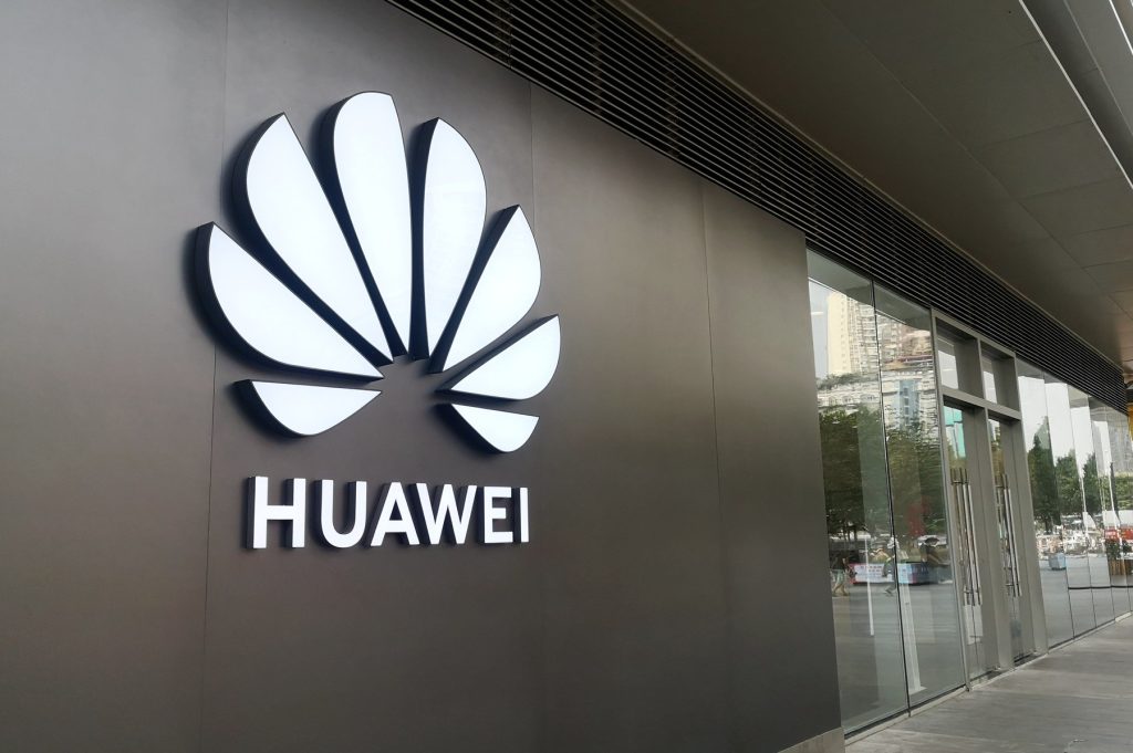 Huawei dă marea lovitură: Noul telefon pliabil, peste Apple și Samsung