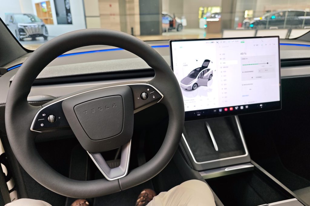 Tesla pregătește un SUV electric nou, mai mic și mai accesibil, potrivit informațiilor vehiculate recent Constructorul auto american Tesla, condus de Elon Musk, lucrează la dezvoltarea unui SUV electric complet nou, care se va adresa unui segment de piață inferior modelelor actuale