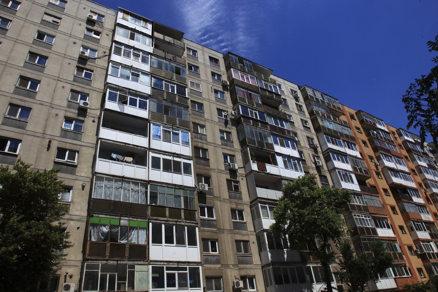 Scările de bloc, o problemă sensibilă: cine răspunde de reparații și ce riscă locatarii Problema scărilor de bloc deteriorate este una frecventă în România, dar mulți locatari nu știu exact cui îi revine responsabilitatea pentru reparații
