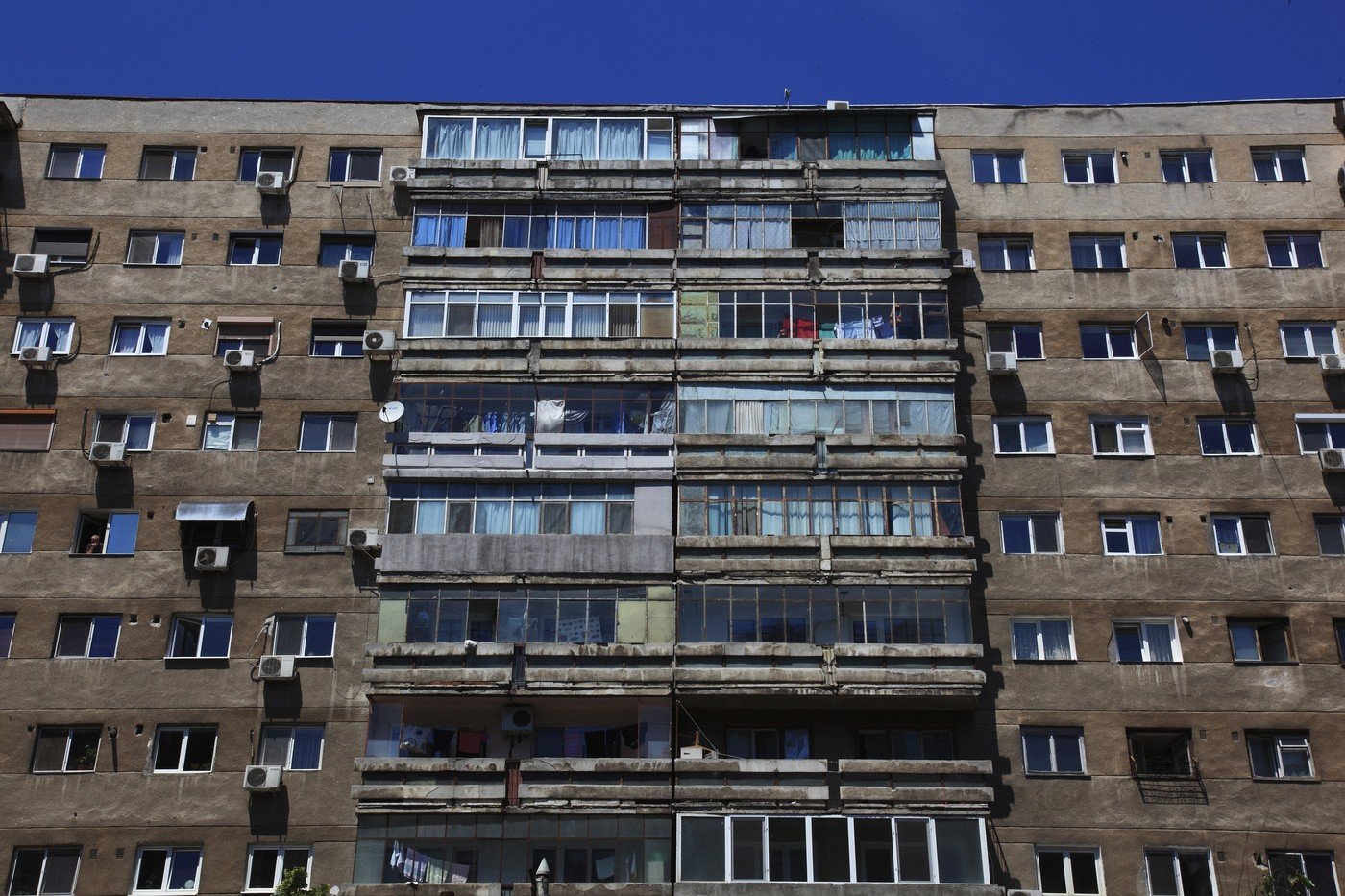Un apartament din apropierea Grand Arena Mall, scos la vânzare pentru 91.000 de euro, ilustrează tendințele pieței imobiliare din București: prețuri în creștere, dar cu costuri ascunse pentru renovare