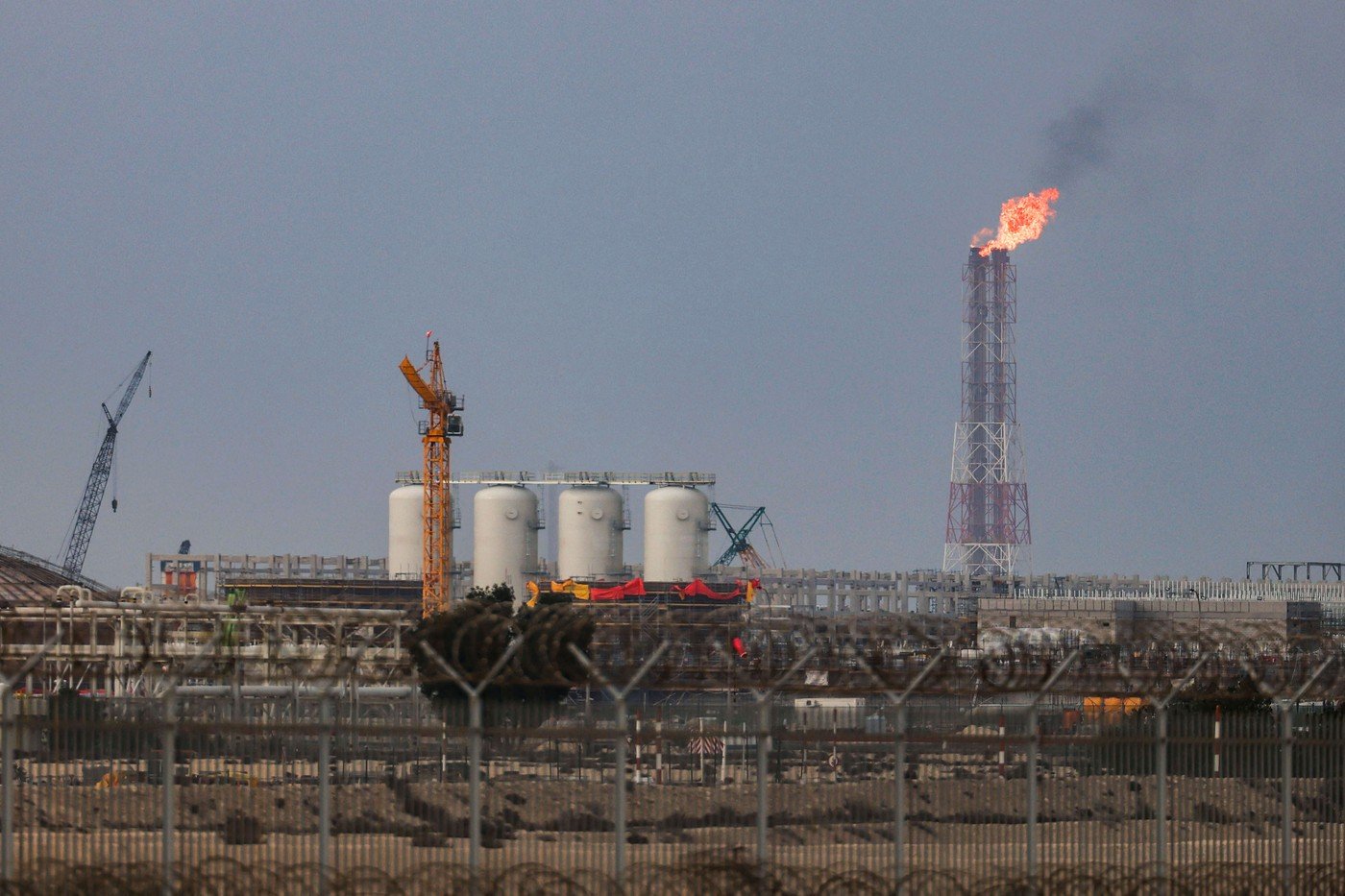 Un detaliu tehnic aparent minor, menționat de economistul șef al Băncii Europene pentru Reconstrucție și Dezvoltare, aruncă o lumină cruntă asupra profunzimii crizei energetice actuale: va dura între trei și cinci ani pentru a readuce în funcțiune infrastructura afectată