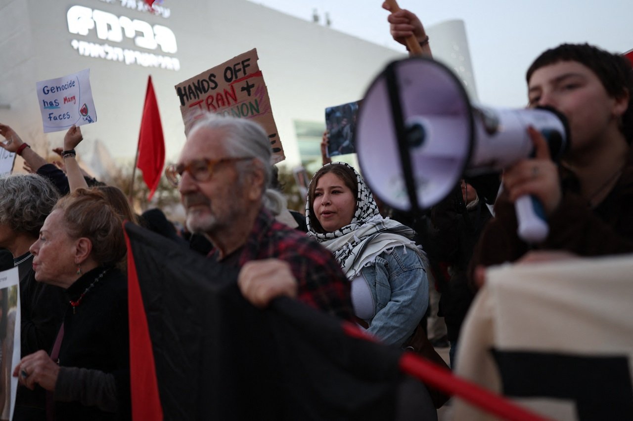 Peste o mie de persoane au protestat sâmbătă seara în TEL AVIV împotriva războiului purtat de Israel împotriva IRANULUI și a HEZBOLLAH în Liban, cerând încetarea ostilităților