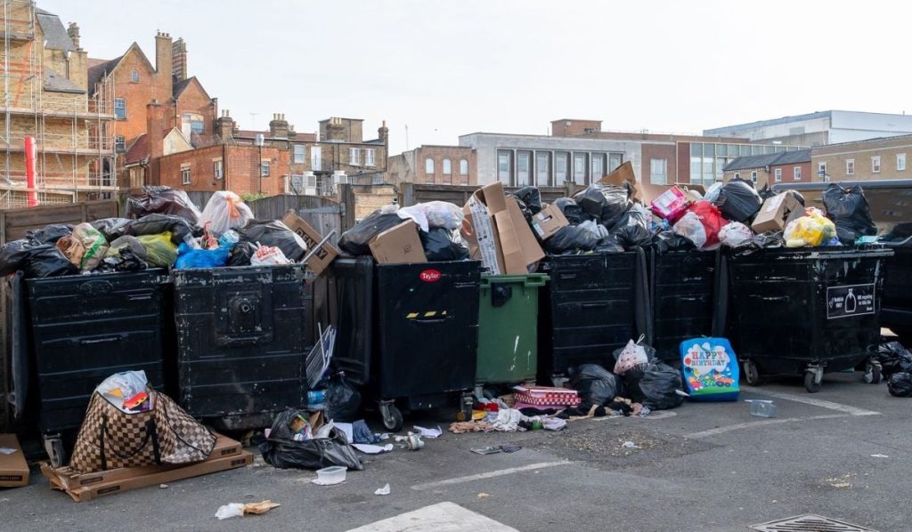 Bărbatul care scormonește de 12 ani prin gunoi, în căutarea averii digitale