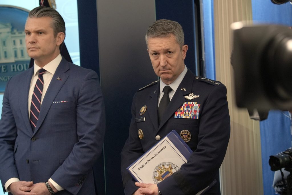 Președintele Donald Trump a dezvăluit detalii despre o misiune militară americană secretă în Iran, inclusiv implicarea a sute de soldați și a peste 170 de aeronave, în cadrul unei conferințe de presă la Casa Albă Operațiunea de salvare, desfășurată în weekendul precedent, a avut ca scop recuperarea unor piloți americani doborâți