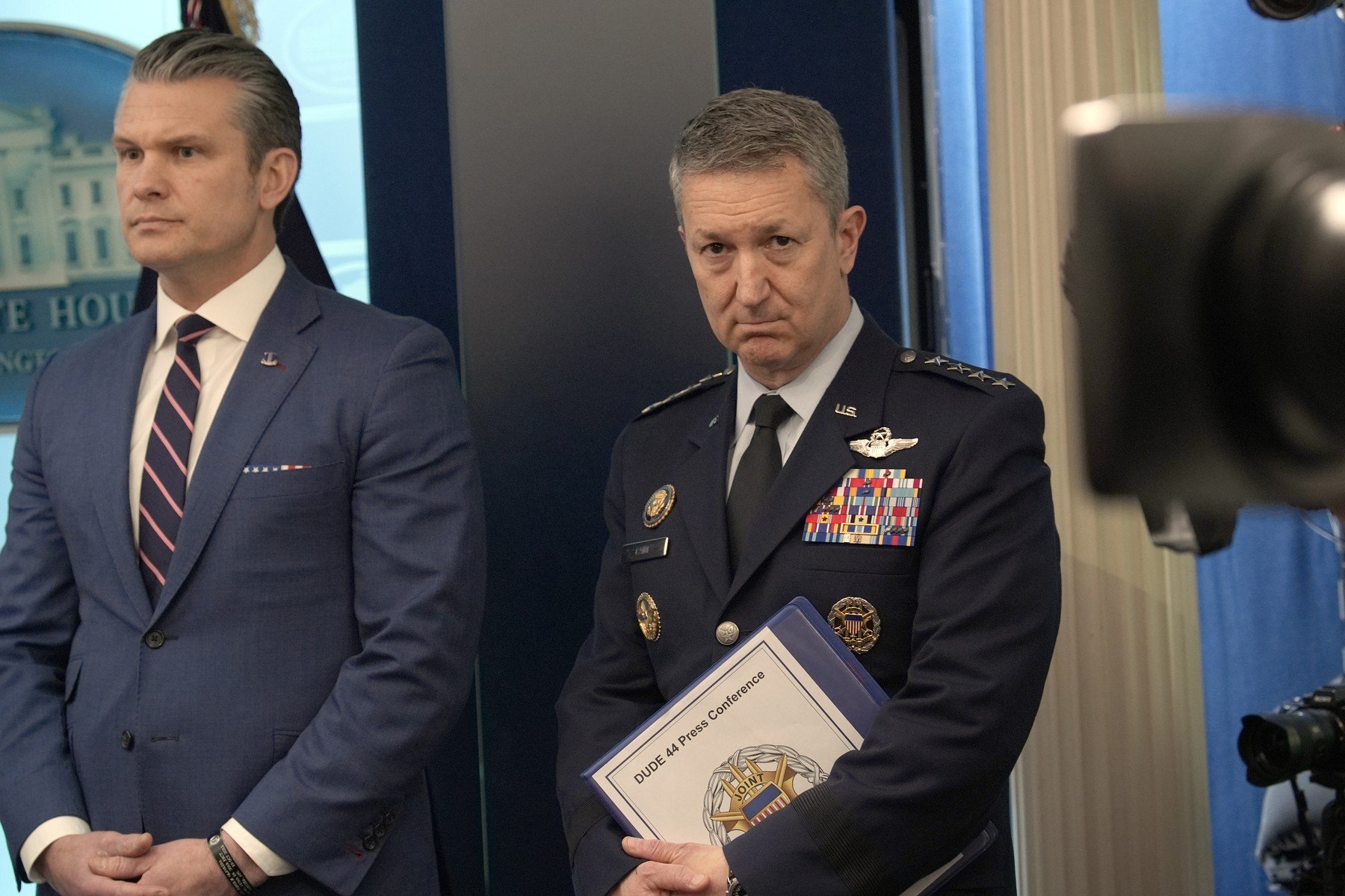Președintele Donald Trump a dezvăluit detalii despre o misiune militară americană secretă în Iran, inclusiv implicarea a sute de soldați și a peste 170 de aeronave, în cadrul unei conferințe de presă la Casa Albă Operațiunea de salvare, desfășurată în weekendul precedent, a avut ca scop recuperarea unor piloți americani doborâți