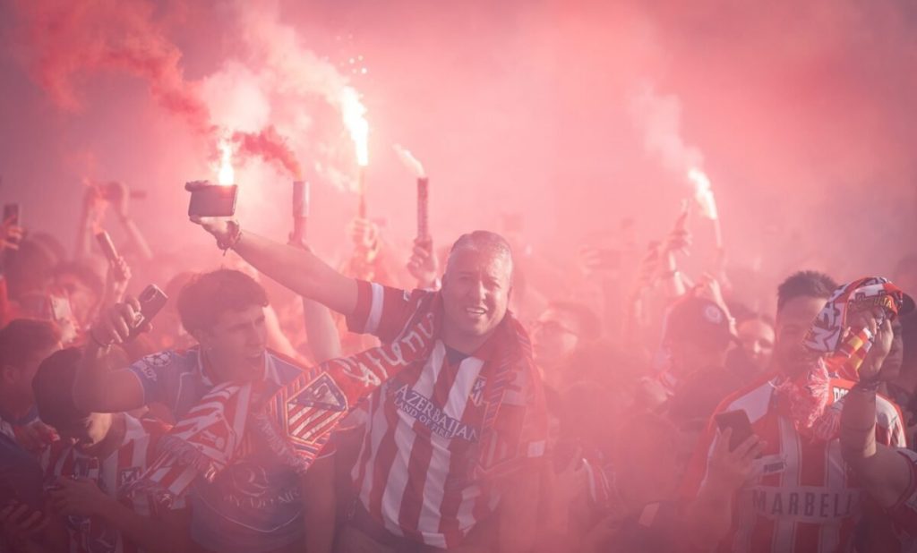 Imagini spectaculoase din Madrid: Fanii Atletico – Barcelona, show total pe străzi