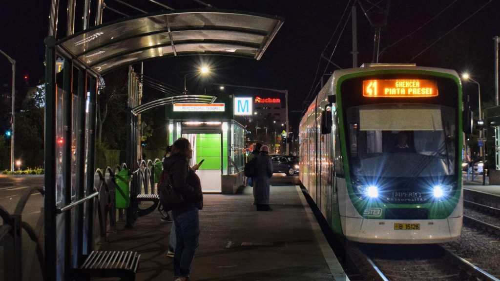 STB anunță programul mijloacelor de transport de suprafață pentru Paște: Linia 41 circulă toată noaptea de Înviere Societatea de Transport București (STB) a dat publicității programul de funcționare al tramvaielor, autobuzelor și troleibuzelor pentru perioada sărbătorilor pascale