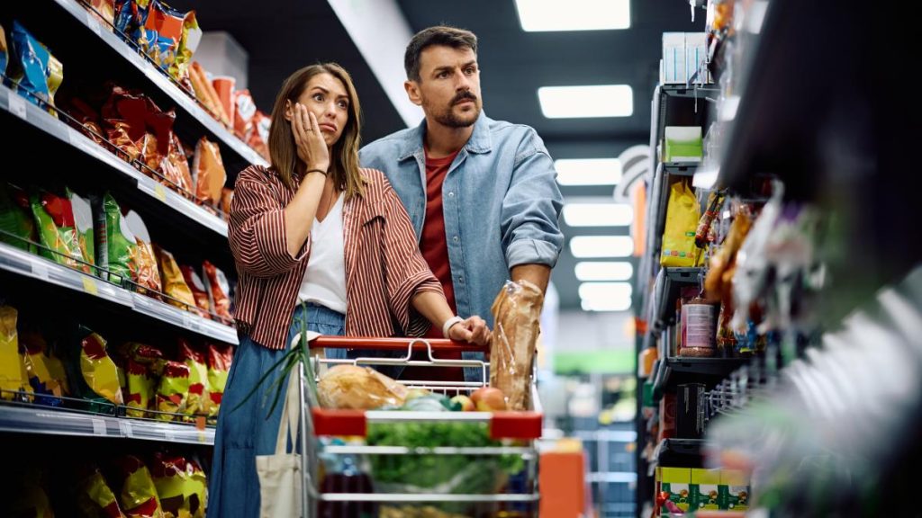 Inflația GALOPANTĂ lovește: Energie +57%, alimente +7% în martie, anunță INS