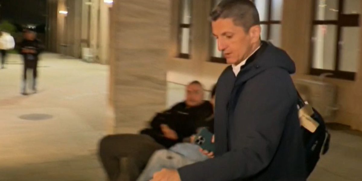 Răzvan Lucescu, Imagini Tulburătoare la Două Zile de la Dispariția Tatălui Său Aparițiile publice ale lui Răzvan Lucescu, la scurt timp după decesul tatălui său, Mircea Lucescu, au fost marcate de o eleganță discretă și o demnitate remarcabilă