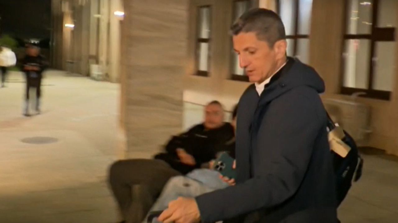 Răzvan Lucescu, Imagini Tulburătoare la Două Zile de la Dispariția Tatălui Său Aparițiile publice ale lui Răzvan Lucescu, la scurt timp după decesul tatălui său, Mircea Lucescu, au fost marcate de o eleganță discretă și o demnitate remarcabilă