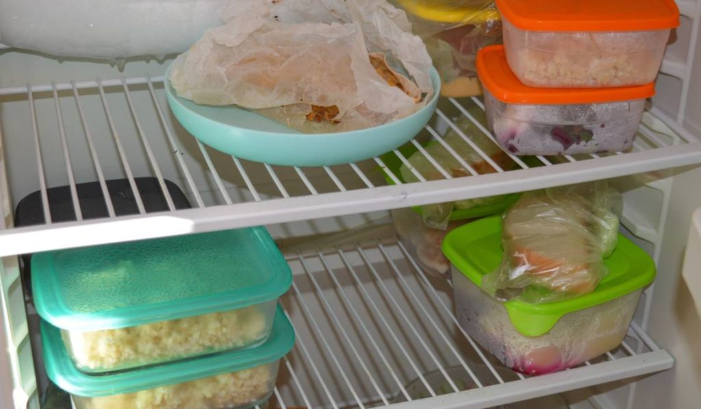 Cât rezistă mâncarea gătită în frigider? Greșelile fatale care provoacă toxiinfecții