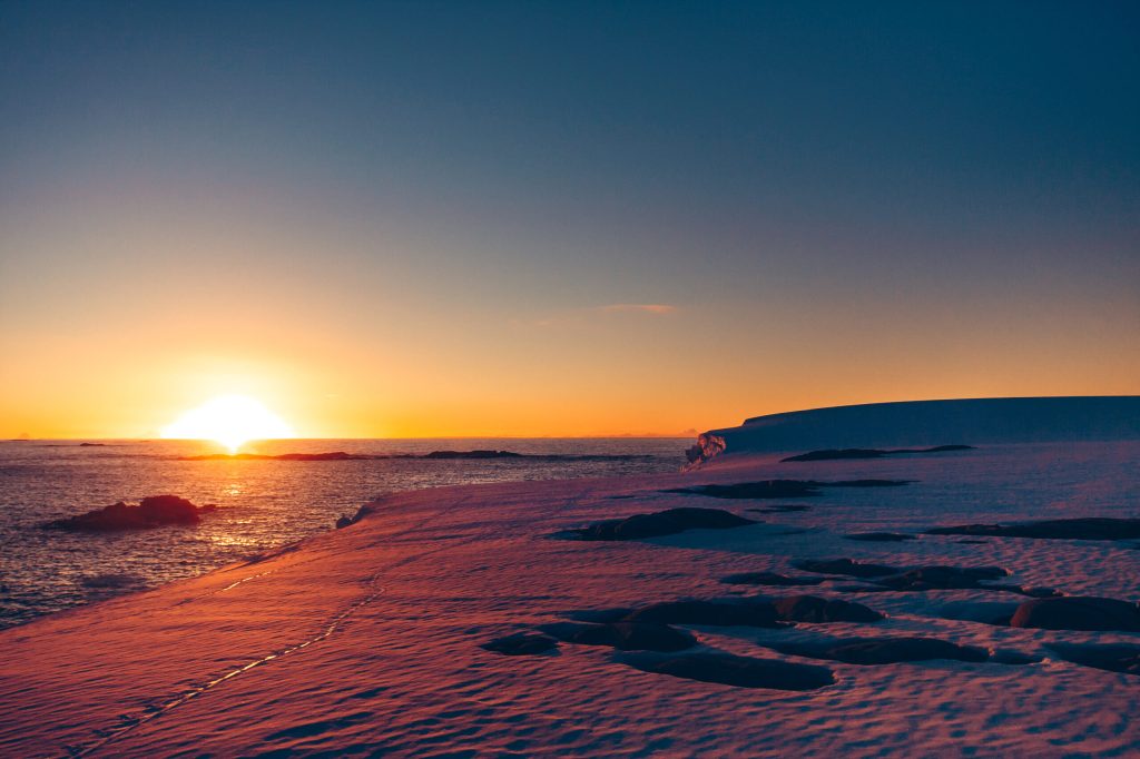 Antarctica: Un continent înghețat, dar plin de comori Antarctica, acoperită în prezent de gheață, ascunde rezerve uriașe de metale prețioase și minerale, de la AUR și argint, până la cupru și fier