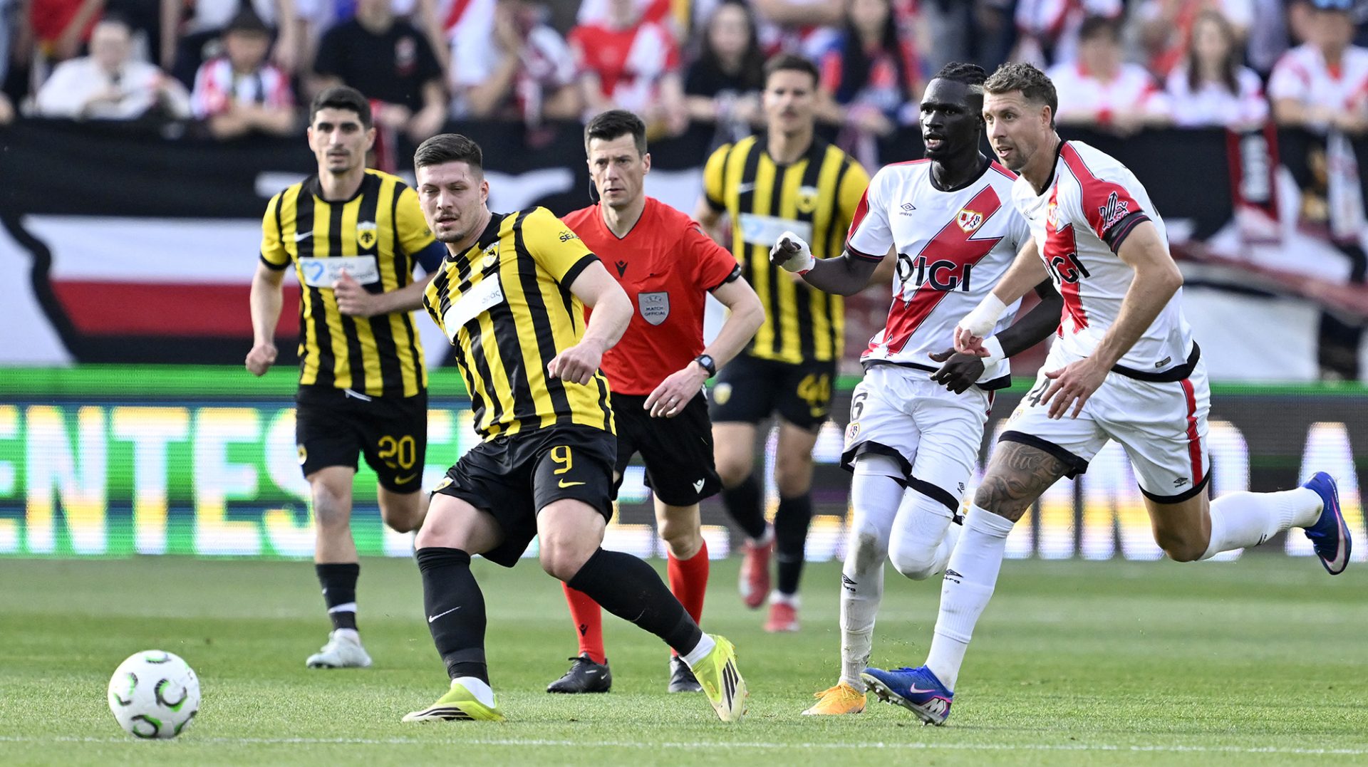 S-au încheiat confruntările din Europa League și Conference League, cu românii Rațiu, Marin și Radu în prim-plan Seara de 9 aprilie 2026 a fost una plină de acțiune pentru fotbalul european, cu disputarea meciurilor din Europa League și Conference League