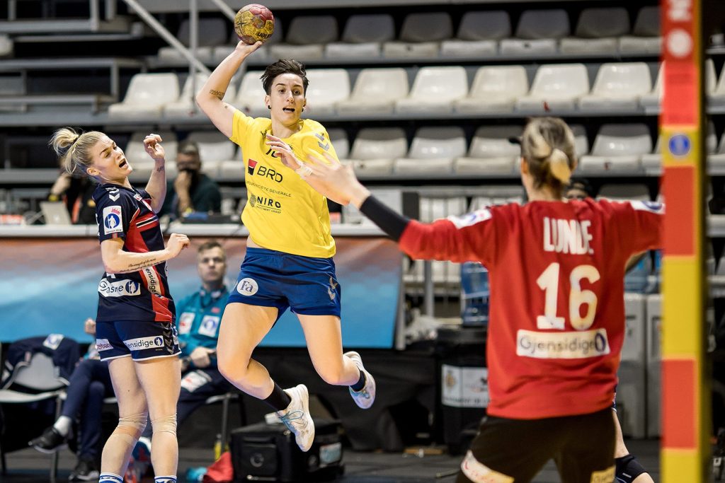România, umilită de Norvegia în EHF Euro Cup: Scor zdrobitor în Sala Polivalentă din București Naționala de handbal feminin a României a suferit o înfrângere categorică în fața Norvegiei, scor 25-45, într-un meci din EHF Euro Cup disputat miercuri seară în Sala Polivalentă din București