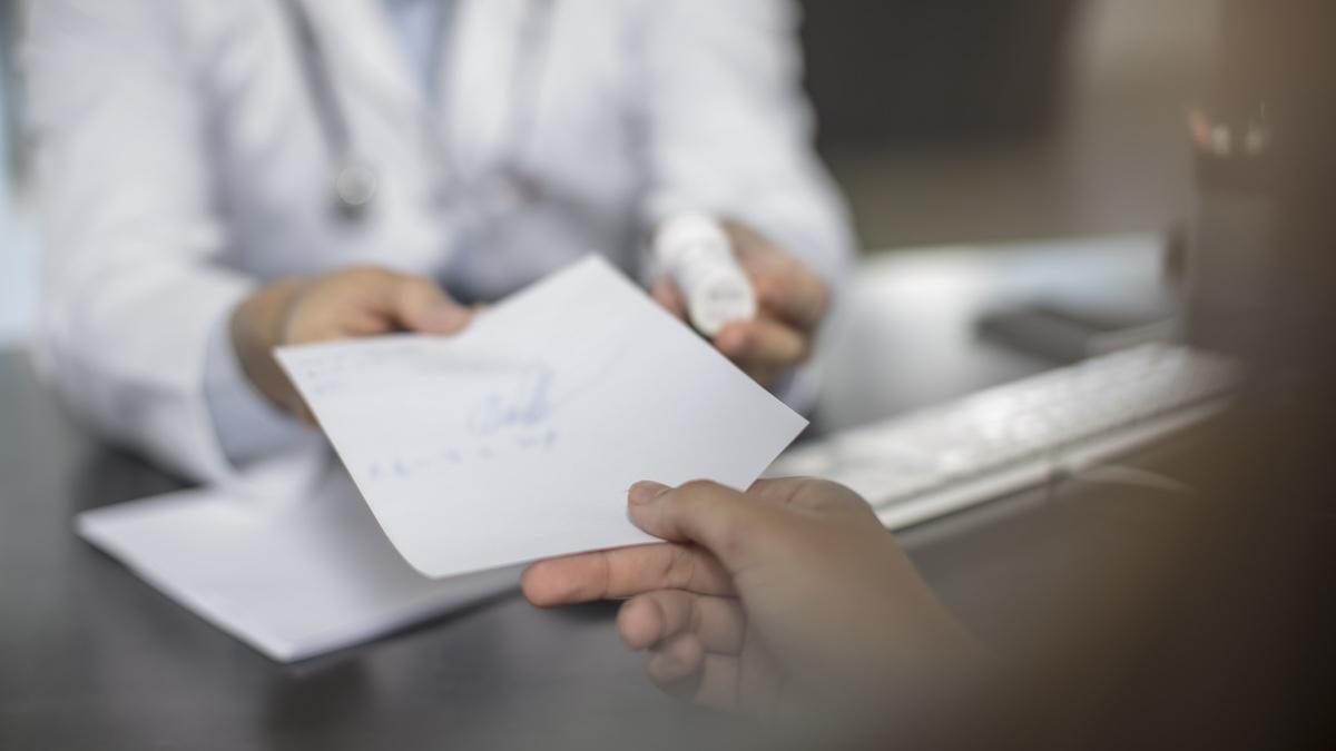 Românii scapa de prima zi de concediu medical: Legea, adoptată