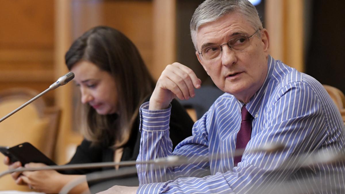 Dăianu: România trebuie să aibă „noroc” pentru a evita recesiunea din cauza crizei globale București – Președintele Consiliului Fiscal, domnul Daniel Dăianu, a tras un semnal de alarmă cu privire la perspectivele economice ale României, avertizând că țara noastră ar putea intra în recesiune din cauza multiplelor crize globale