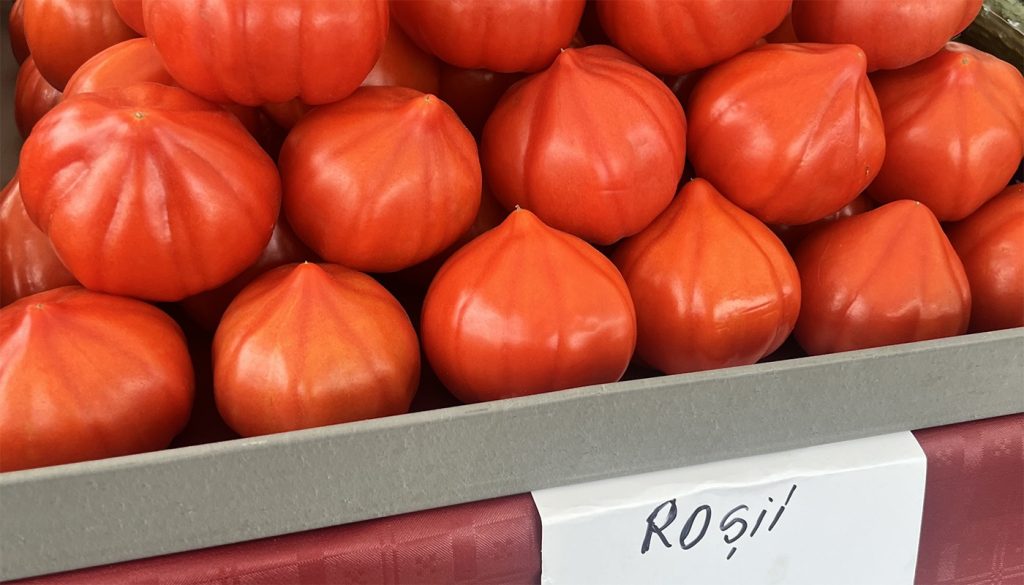 Roșiile, mai scumpe ca carnea, în Piața Obor, cu 4 zile înainte de Paște!