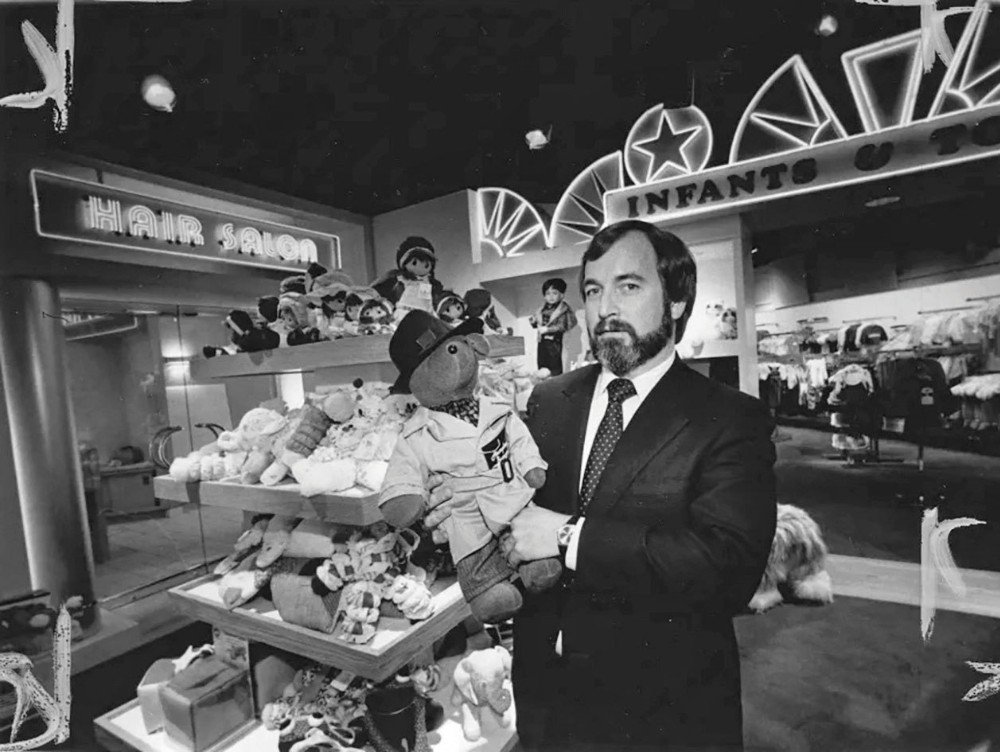 Înființat în 1977 de către absolventul de Stanford, ROY RAYMOND, brandul VICTORIA’S SECRET a devenit un imperiu global în industria lenjeriei