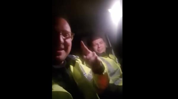 Polițiști în autospecială, chef cu manele. VIDEO compromițător, ce se va întâmpla?