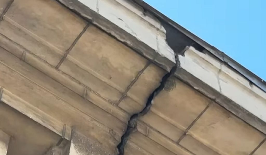 Atenție la Sala Sporturilor: Subsol inundat, crăpături – pericol pentru fani