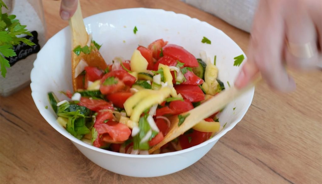 Greșeala epică în salata de roșii și castraveți: Condimentul fatal