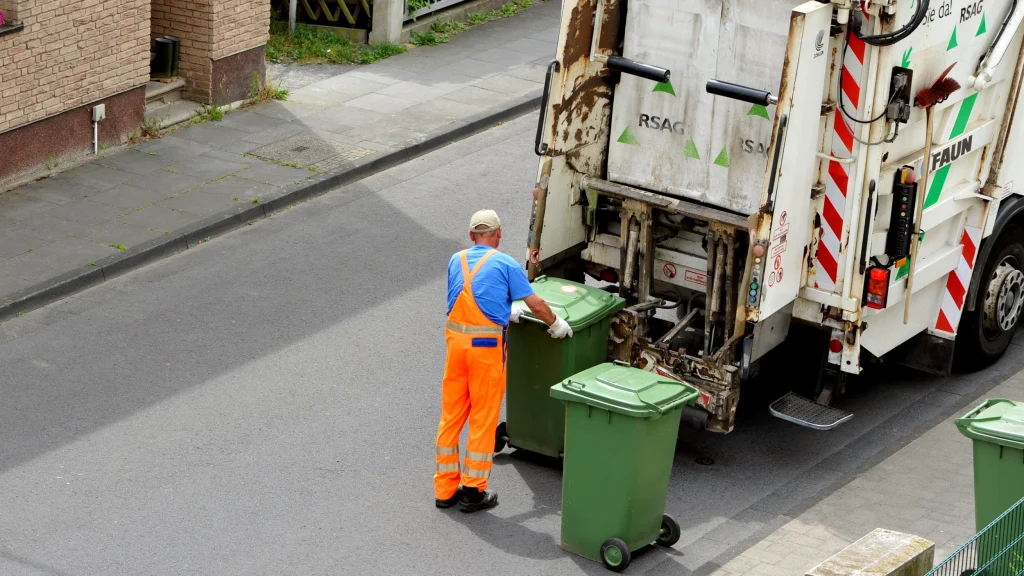 Gunoiul, la control strict: Proprietarii și administratorii, cu obligații legale