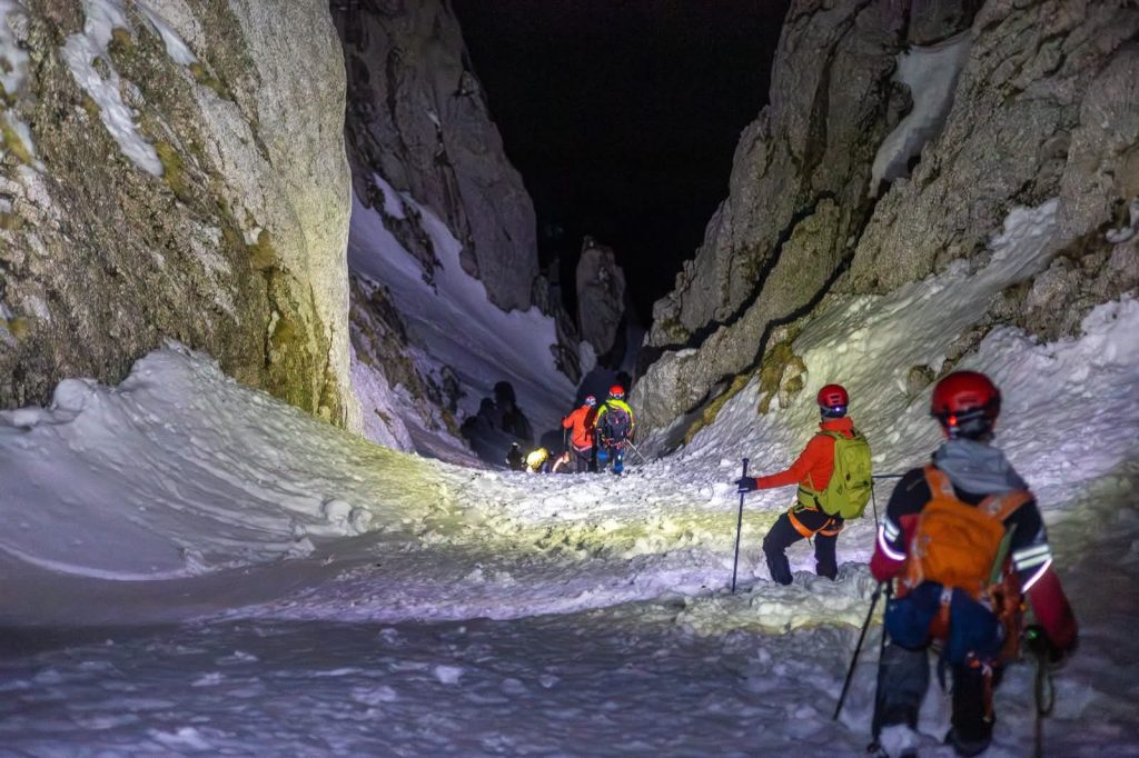 Noapte de coșmar pentru salvamontiștii din Zărnești, în Piatra Craiului