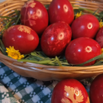 Ouă de Paște colorate natural: Trucuri cu coji de ceapă, sfeclă și varză roșie