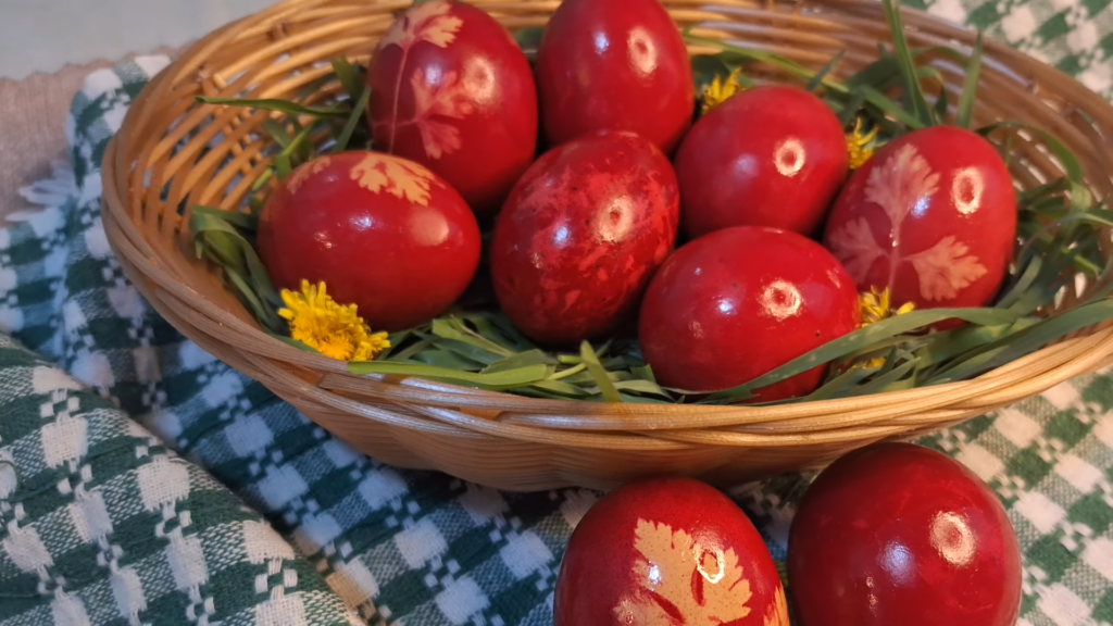 Ouăle de Paște pot fi vopsite cu metode naturale, folosind ingrediente simple, ușor de găsit în gospodărie