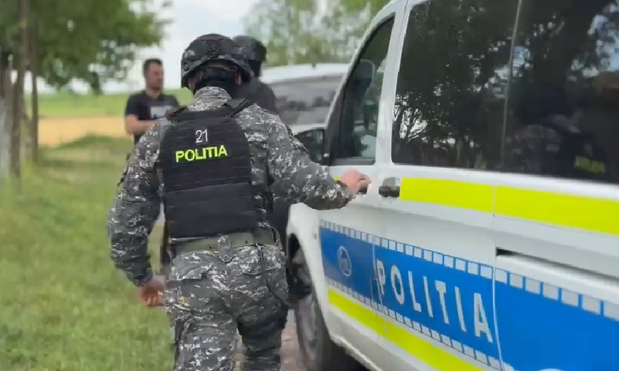 Fulgy, fiul clejanilor, a amenințat că aruncă imobilul în aer Un incident alarmant a avut loc luni seară, în Sectorul 3 din Capitală, unde un bărbat s-a baricadat într-o locuință și a amenințat că își va face rău